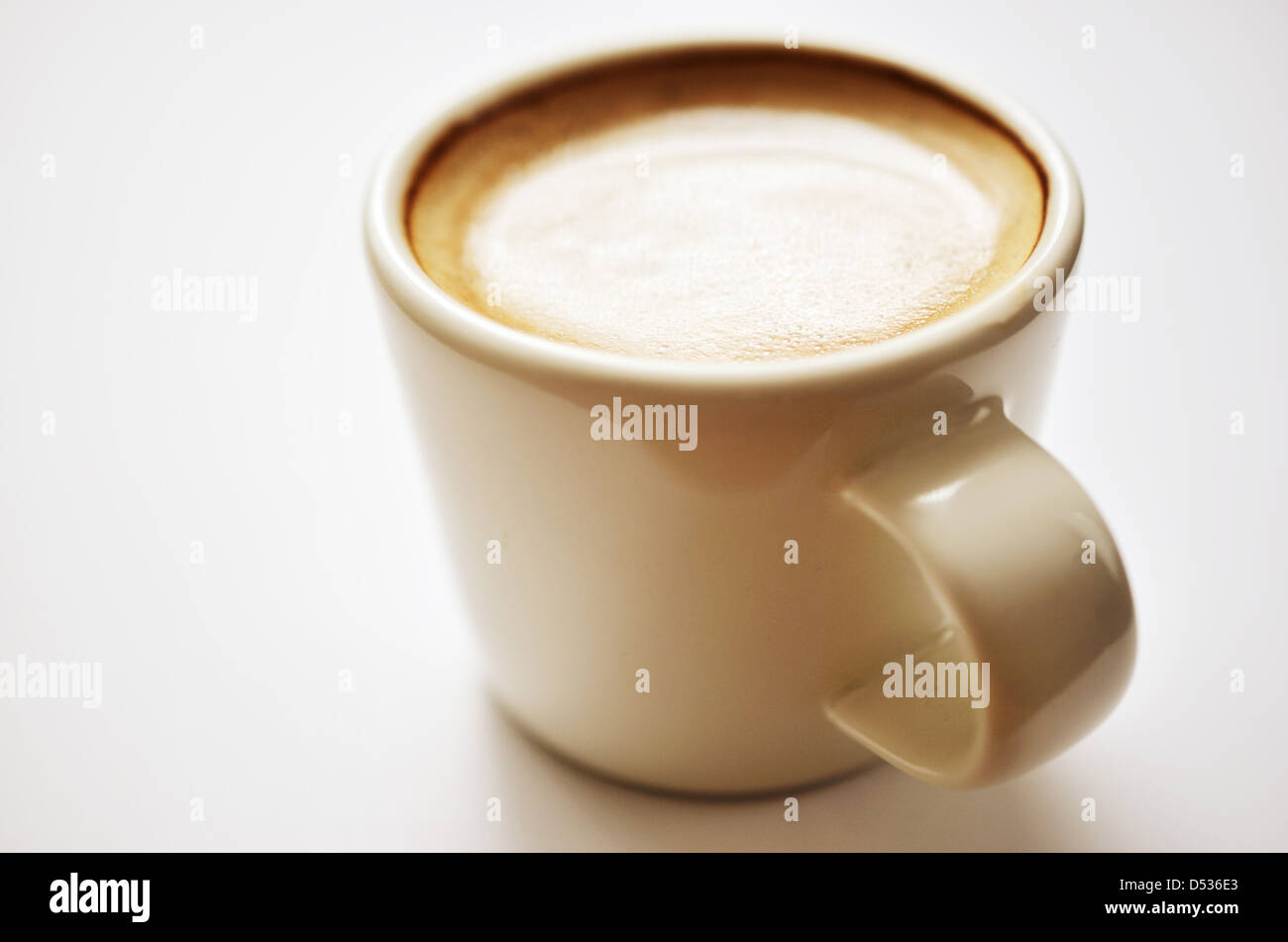 Close-up tazza di caffè espresso su bianco Foto Stock
