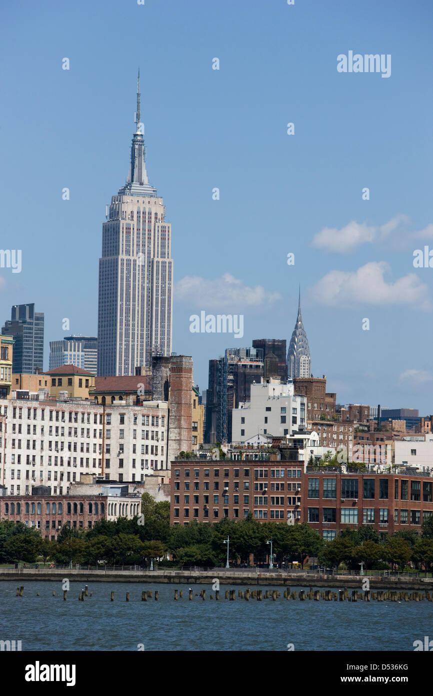 L'Empire State Building e il Chrysler Building visto dal lato ovest di New York Foto Stock