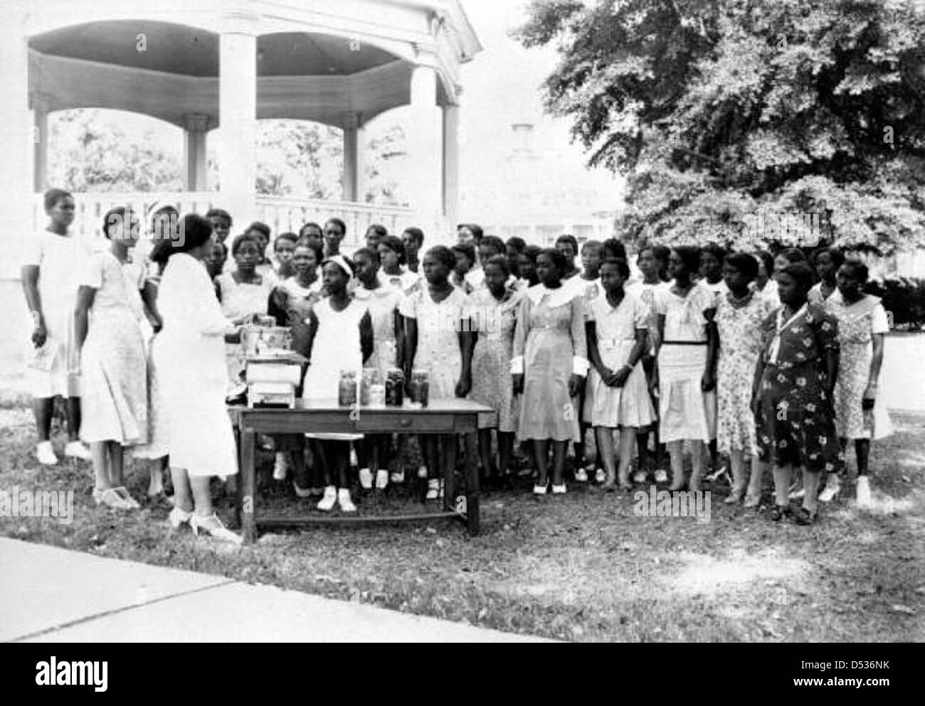 Una dimostrazione del processo di conserve si svolge presso la African American Agricultural Experiment Station, dove alle giovani donne viene insegnato la conservazione del cibo come parte del Agricultural Extension Service presso il Florida Agricultural and Mechanical College. Foto Stock