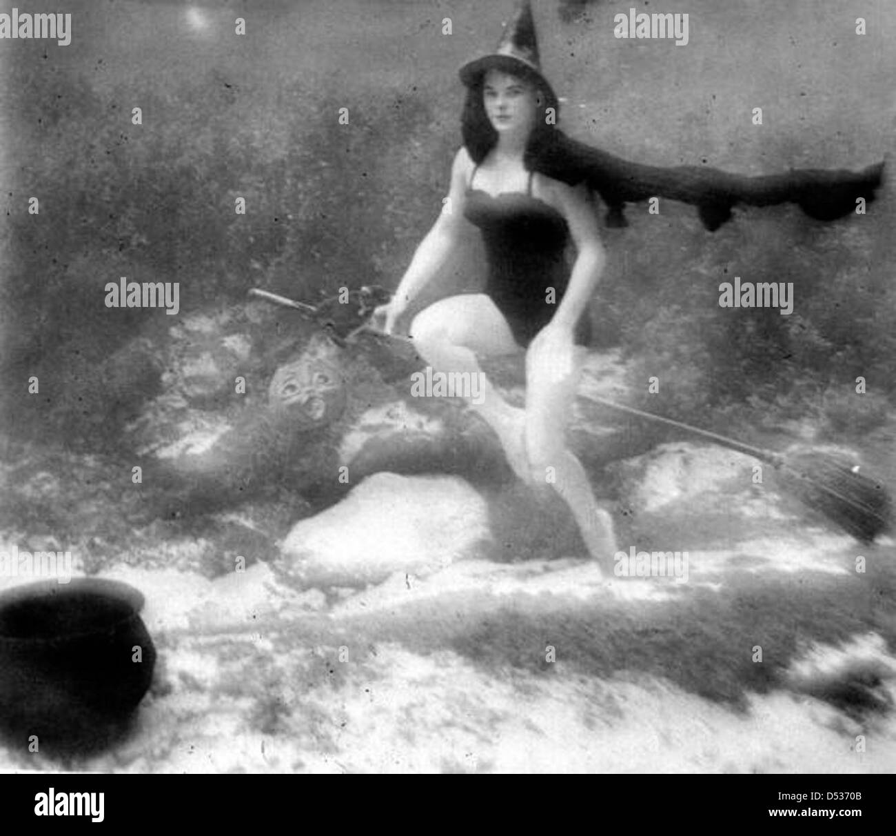 Un costume da strega viene indossato sott'acqua a Rainbow Springs, Florida, durante Halloween. La fotografia cattura la festa creativa e stravagante di Halloween in questa primavera naturale nella contea di Marion. Foto Stock