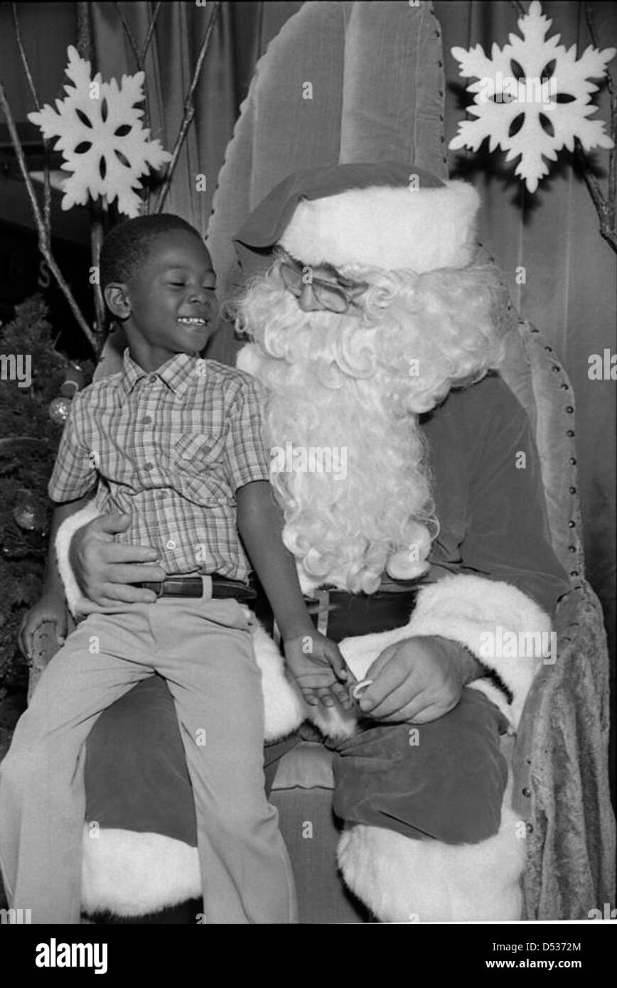 Babbo Natale viene mostrato con Vincent Nelson al centro commerciale Tallahassee durante le festività natalizie, catturando un momento festivo negli anni '1990 Foto Stock