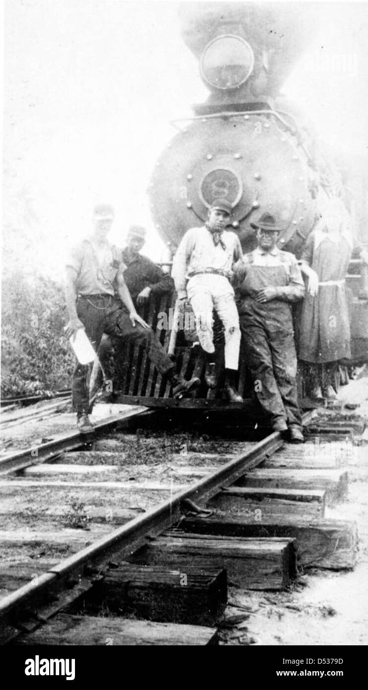 Il motore numero 8 della Gulf, Florida e Alabama Railroad Company è mostrato con il suo equipaggio sui binari ferroviari in Florida. L’immagine cattura l’importanza dei motori a vapore nello sviluppo del sistema ferroviario della regione. Foto Stock