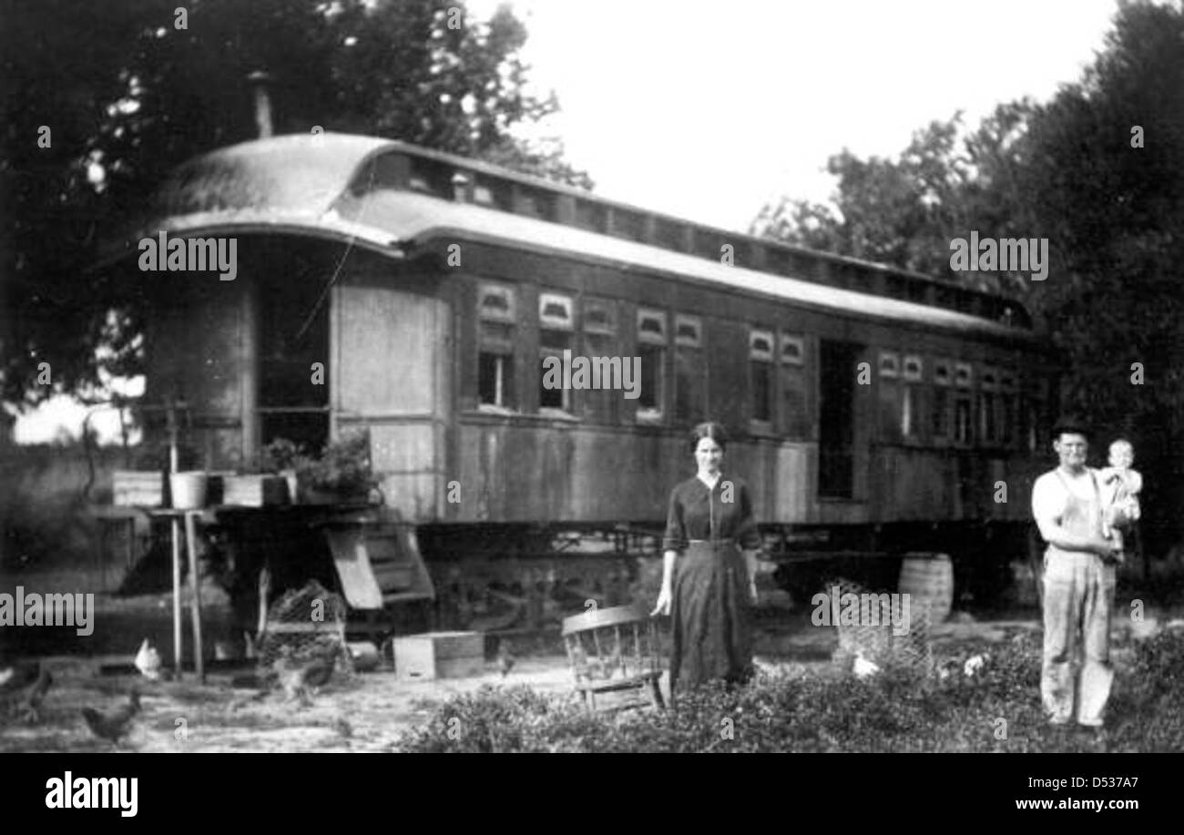 La famiglia tramite un vagone ferroviario di Tavares e Golfo Railroad come una casa: Tavares, Florida Foto Stock