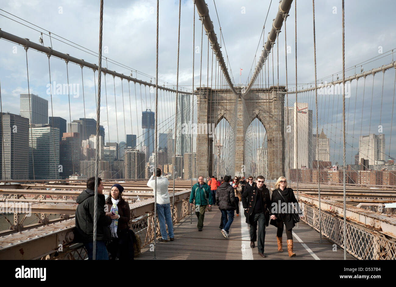 La città di New York, Stati Uniti, persone sul ponte di Brooklyn Foto Stock