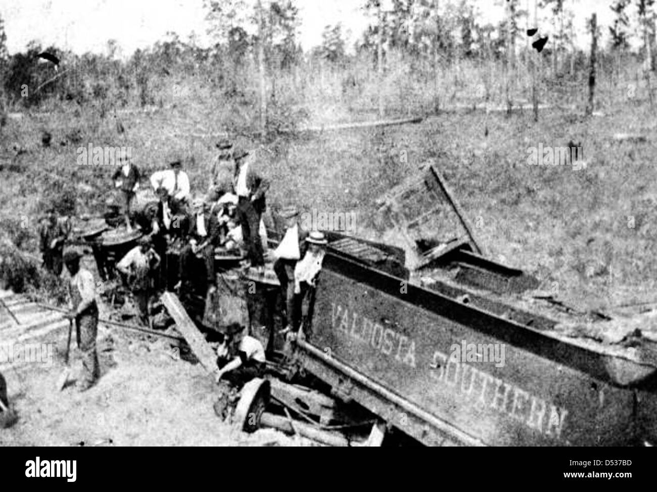 Il relitto di un treno della Georgia e della Florida è mostrato in questa immagine storica. L'incidente mette in luce le sfide affrontate dalla rete ferroviaria meridionale durante l'inizio del XX secolo. Foto Stock