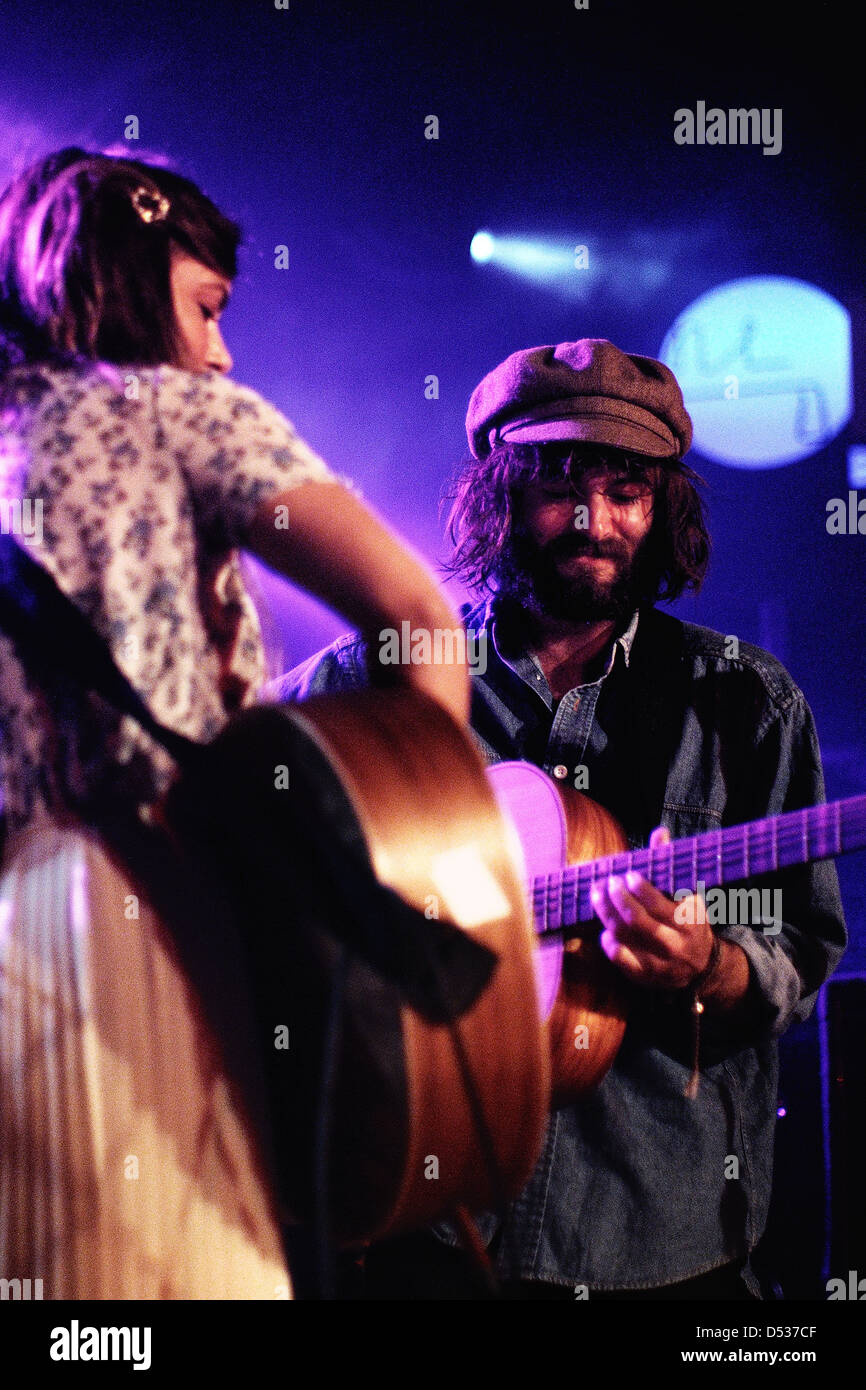 Barcellona, Spagna - 23 APR: Angus e Julia Stone band si esibisce in un bikini il 23 aprile 2011 a Barcellona, Spagna. Foto Stock