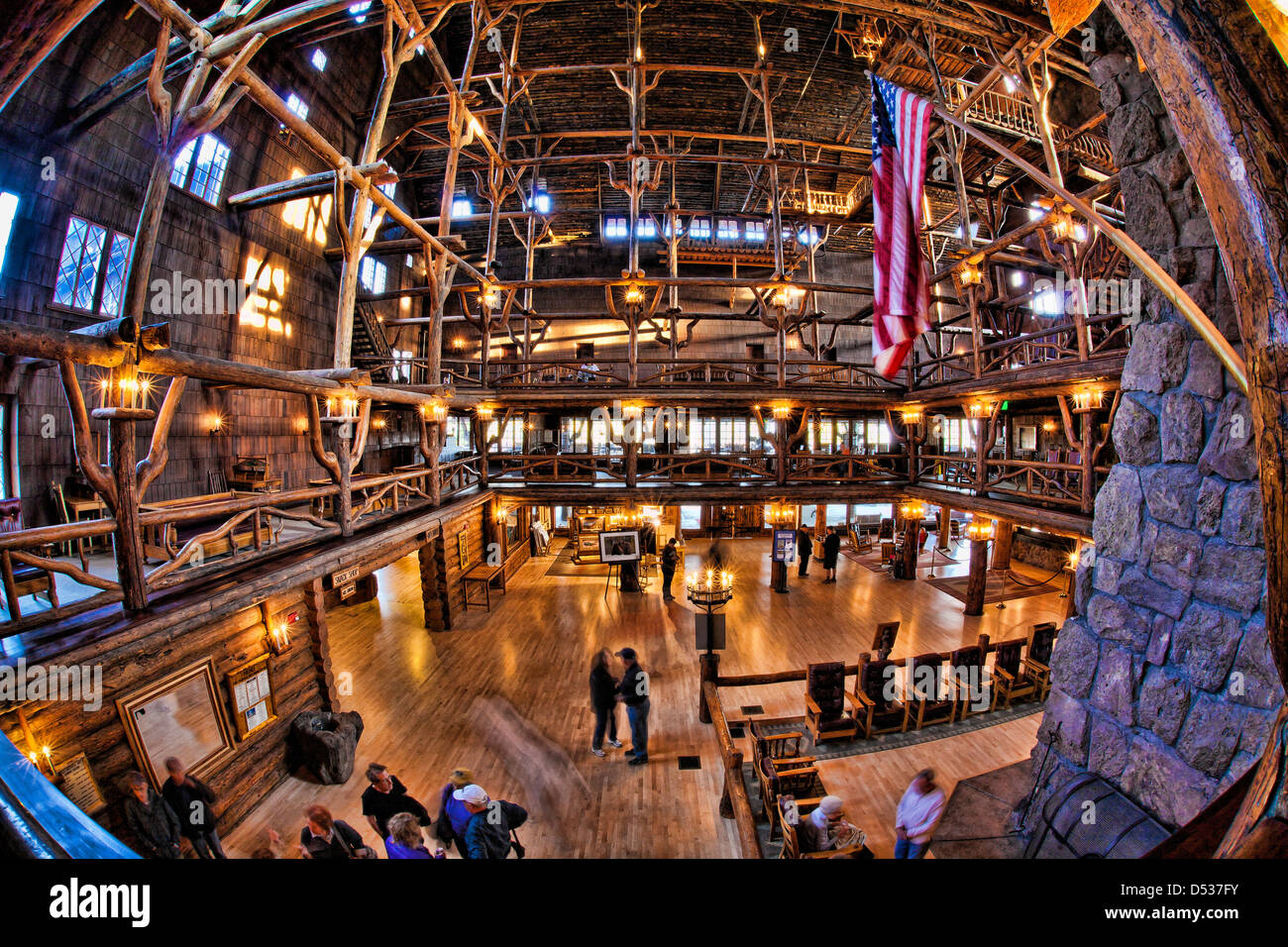 La lobby e balconi in Old Faithful Inn nel parco nazionale di Yellowstone, Wyoming us Foto Stock