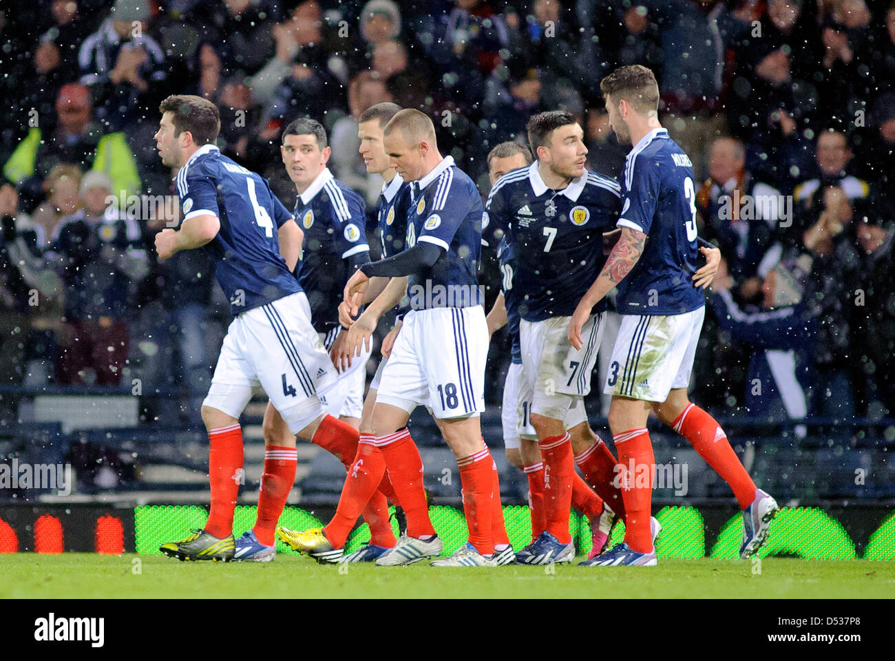 Glasgow, Scotland, Regno Unito. Il 22 marzo 2013. Grant Hanley (4) celebrare il punteggio dell'apertura obiettivo durante la Coppa del Mondo 2014 Gruppo A Qualifing gioco tra la Scozia e il Galles in Hampden Park Stadium. Credito: Colin Lunn / Alamy Live News Foto Stock