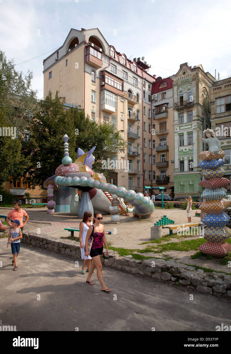 Kiev, Ucraina, casa con parco giochi di Hundertwasser-style Foto Stock
