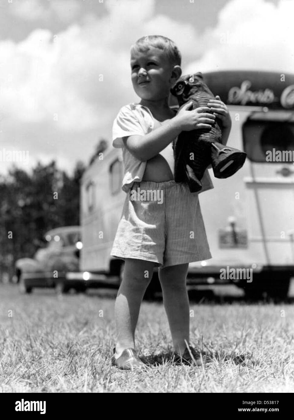 Michael Sadler, con una scultura, si trova fuori da un rimorchio a Dead Lakes, Florida. L'immagine riflette lo stile di vita ricreativo associato ai turisti Tin CAN, evidenziando il campeggio e i viaggi in roulotte in Florida. Foto Stock