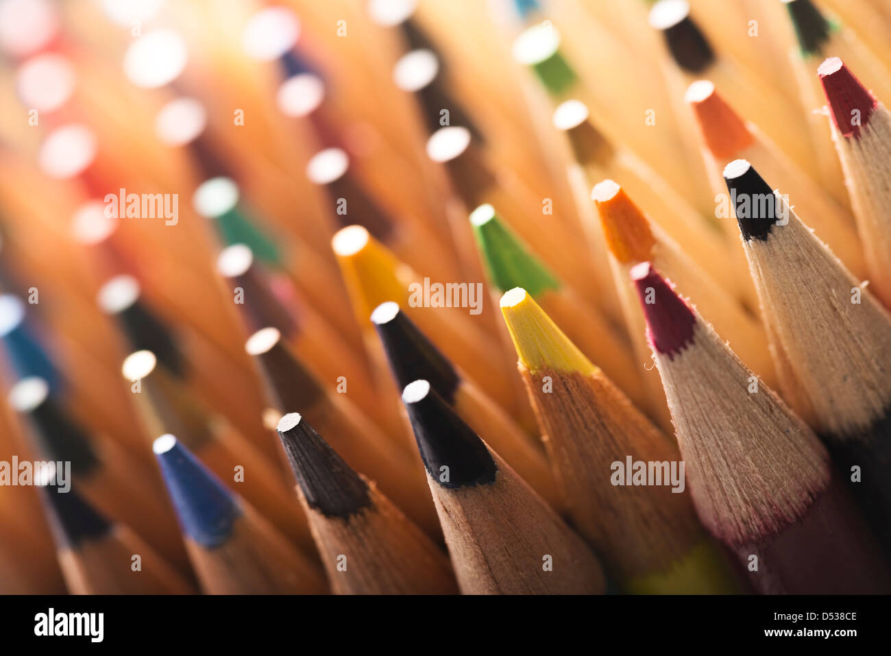 Foto macro di matite colorate con profondità di campo. Foto Stock