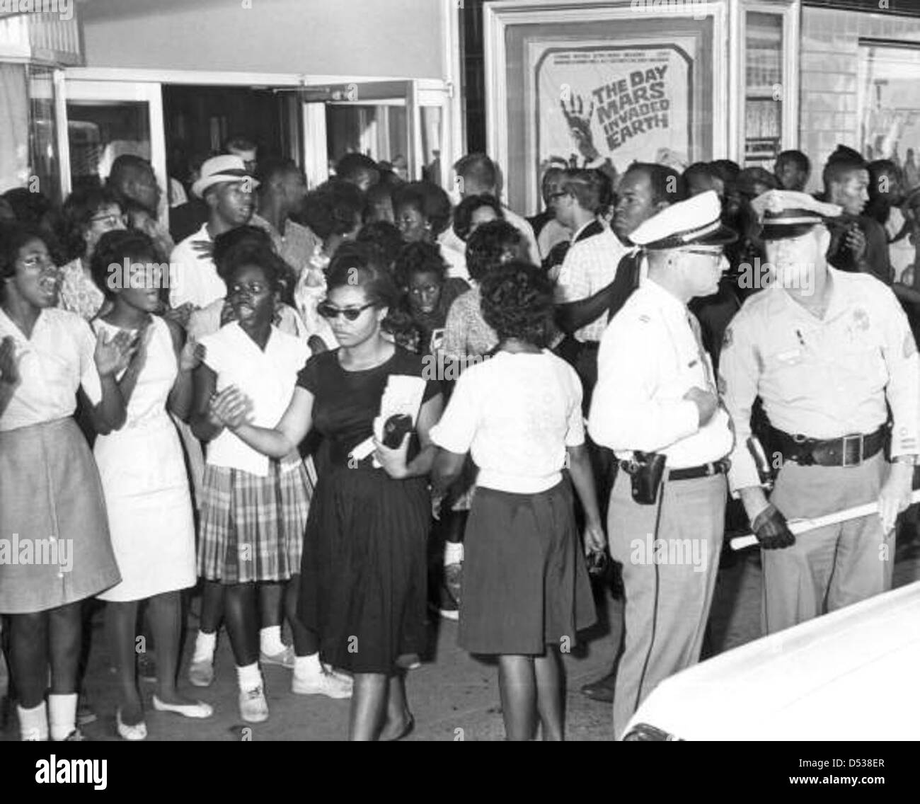 I diritti civili di dimostrazione di fronte ad un teatro segregata: Tallahassee, Florida Foto Stock