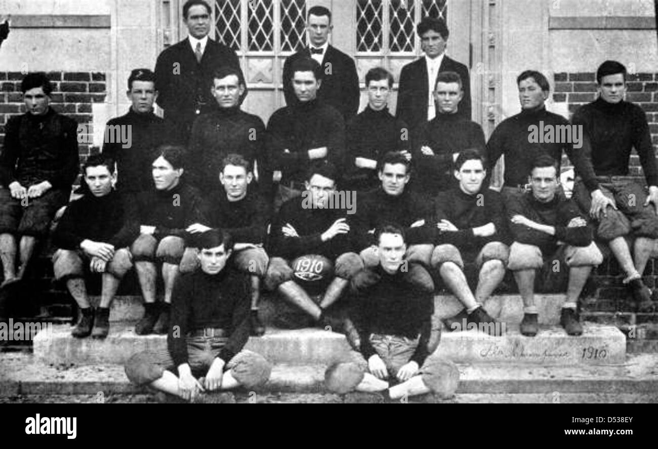 La 1910 squadra di football della University of Florida di Gainesville, guidata dal Dr. A.A. Murphee, giocò un ruolo chiave nello sviluppo iniziale del football universitario nello stato. La foto della squadra, conservata dalla State Library and Archives of Florida, cattura i primi anni del football dei Florida Gators. Foto Stock