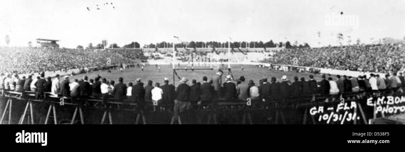 Una vista panoramica della partita di football Florida-Georgia tenuta a Gainesville. L'immagine mostra la rivalità tra l'Università della Florida Gators e l'Università della Georgia Bulldogs. Foto Stock