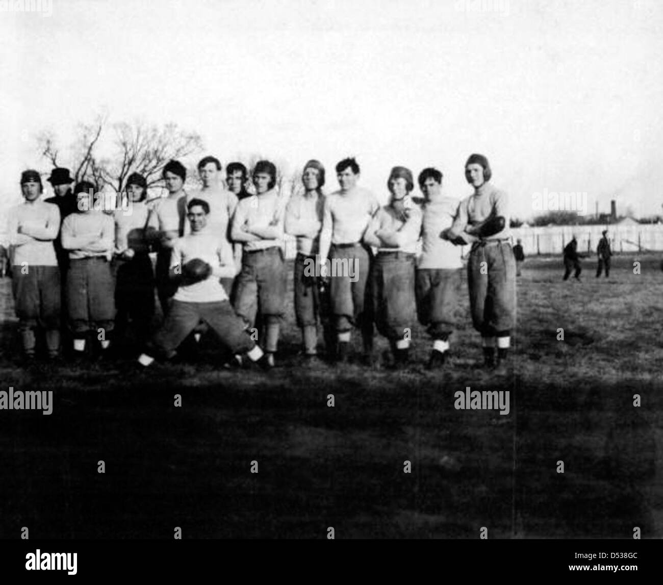 Una cartolina d'epoca con un ritratto di gruppo della squadra di football della University of Florida a Gainesville, Florida. La foto evidenzia le uniformi e la cultura sportiva della squadra durante quell'epoca. Foto Stock
