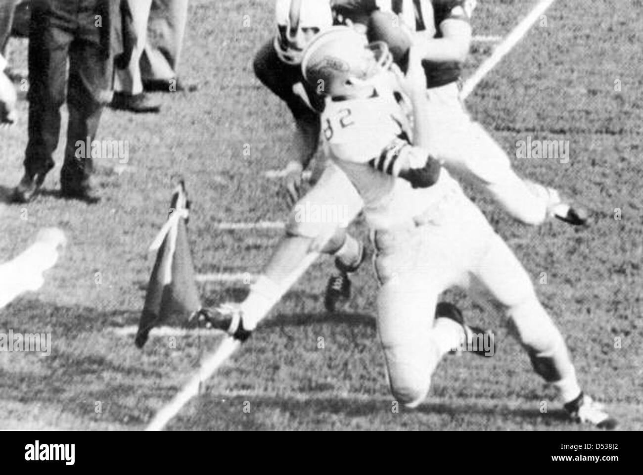 Una foto di Lane Fenner che prende un passaggio nella end zone durante una partita di football universitario degli anni '1970 tra l'Università della Florida e la Florida State University a Tallahassee, Florida. L'immagine cattura un momento chiave della rivalità tra le due squadre. Foto Stock