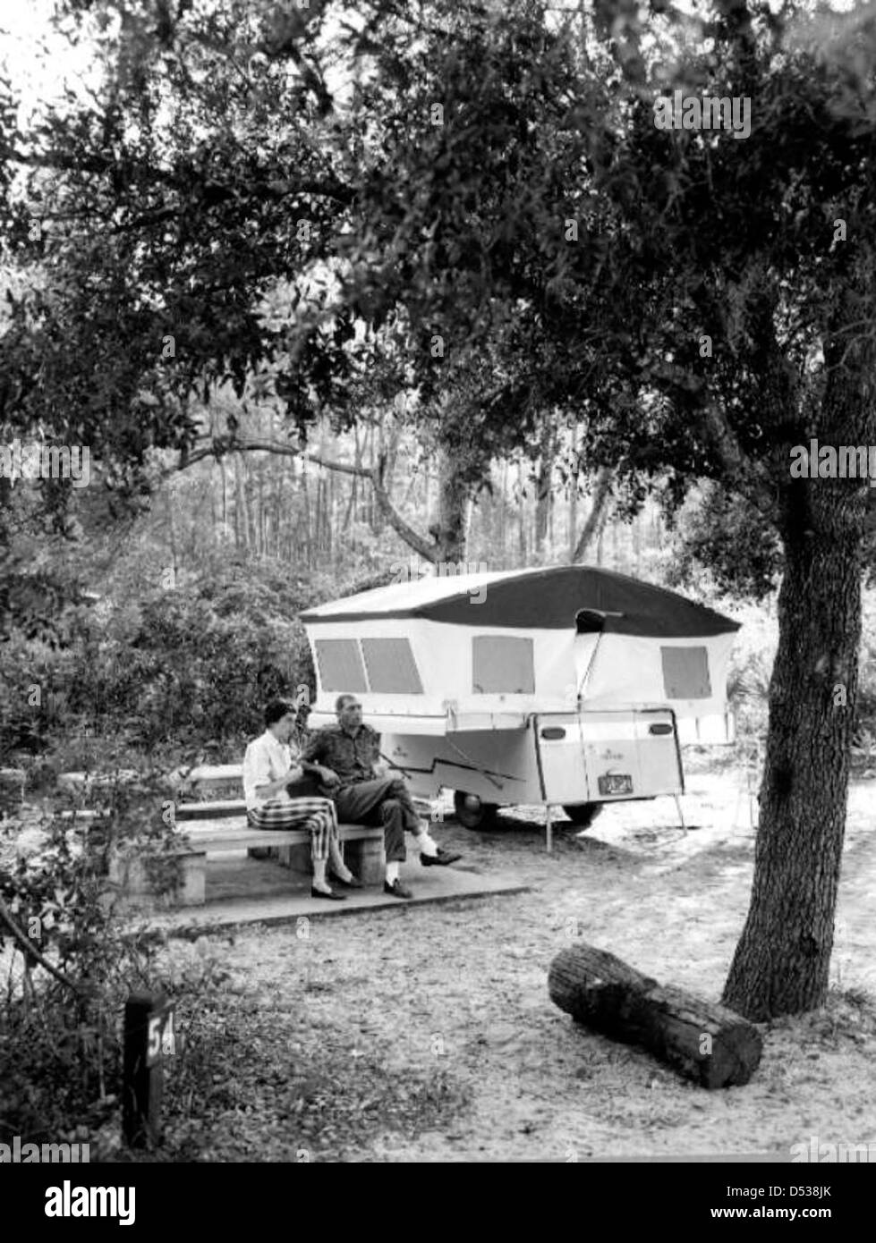 Campeggiatori insediati nella Ocala National Forest, Marion County, Florida. Questa immagine della collezione del Department of Commerce mostra lo stile di vita ricreativo degli anni '1960 con camper e roulotte a Silver Springs. Foto Stock