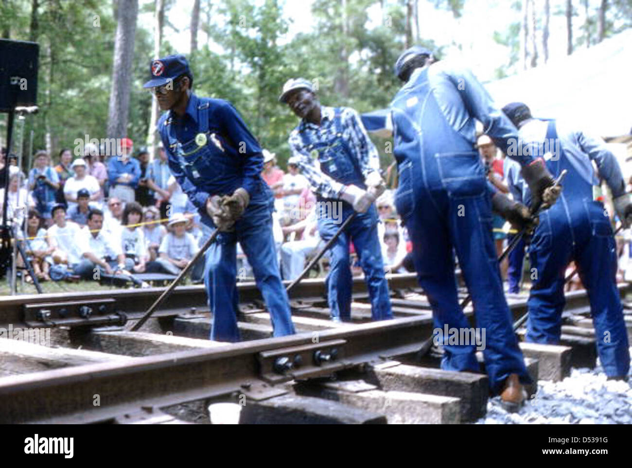I ballerini Gandy si esibiscono al Florida Folk Festival di White Springs, Florida. Questa tradizionale esibizione di canto del lavoro riflette la cultura e la storia dei lavoratori ferroviari e delle loro canzoni. Foto Stock