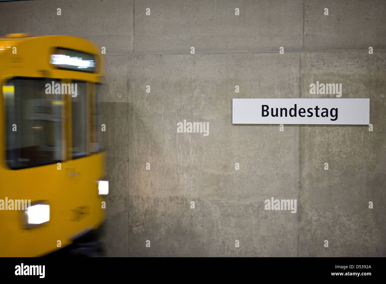 Berlino, Germania, un treno della metropolitana si sposta al di fuori della stazione metropolitana fuori Bundestag Foto Stock