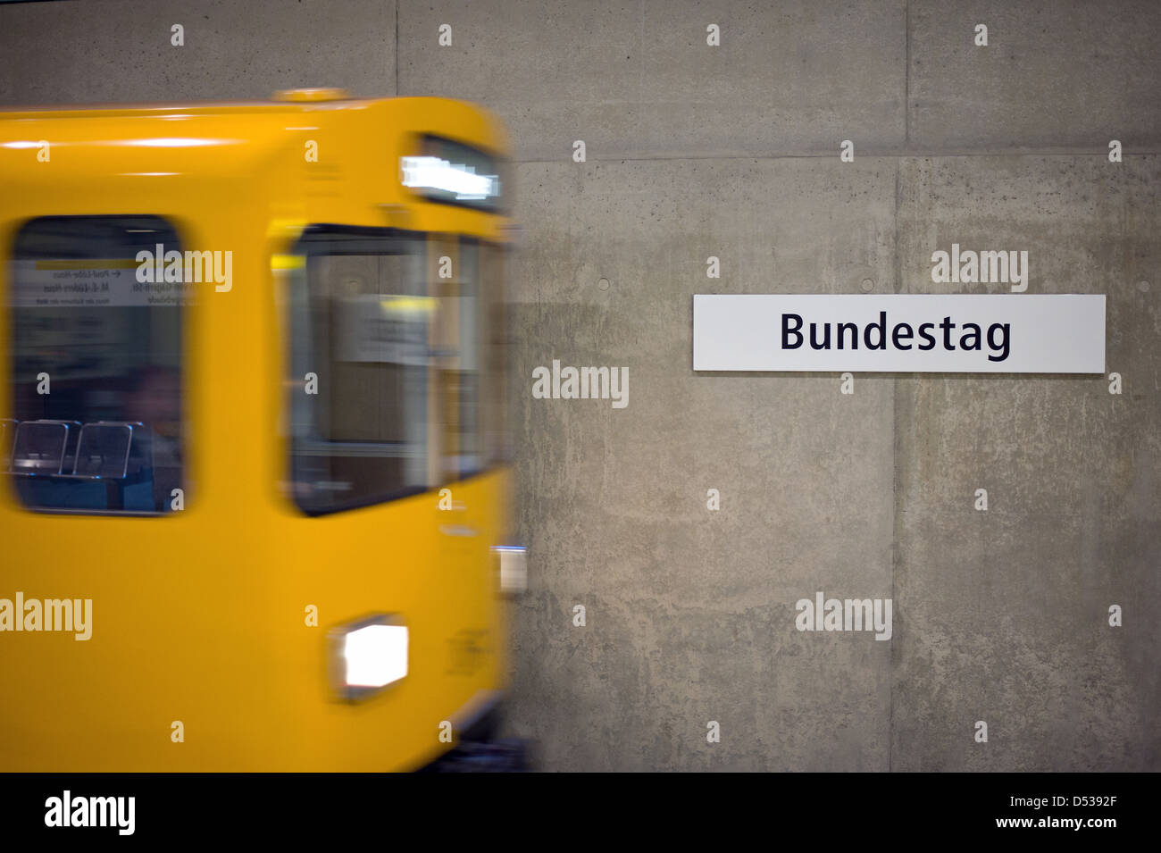 Berlino, Germania, un treno della metropolitana si sposta al di fuori della stazione metropolitana fuori Bundestag Foto Stock