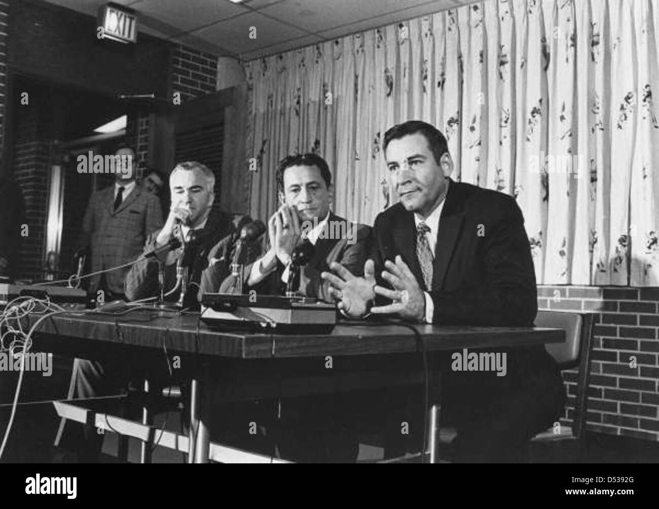 Doug Dickey sostituisce Ray Graves come capo allenatore della squadra di football della University of Florida Gators in questa fotografia degli anni '1960. Questo cambio di allenatore segna un momento significativo nella storia del calcio dei Gators. Foto Stock