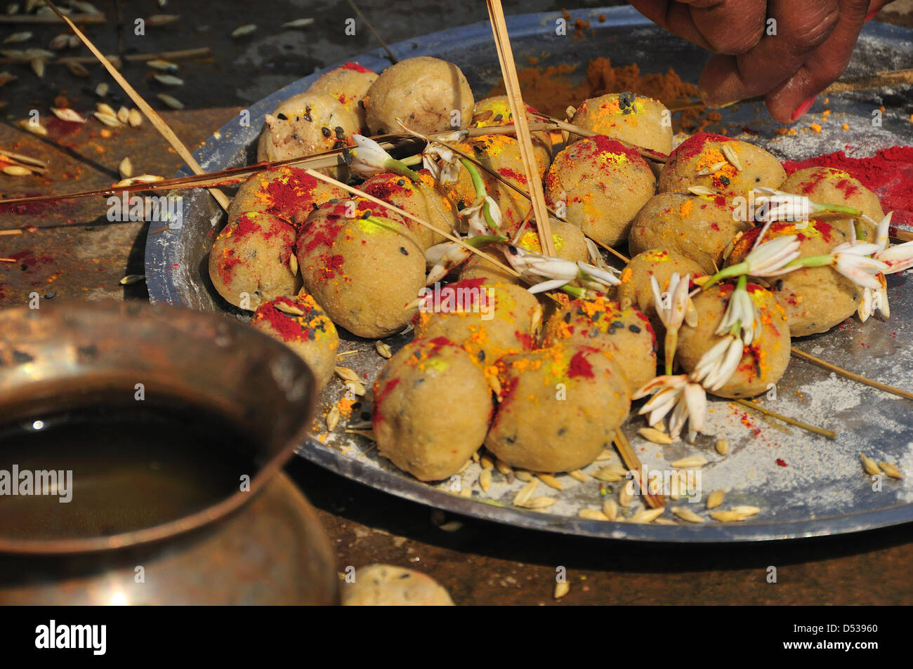 Cerimonia di culto a ghat dal fiume Gange Foto Stock