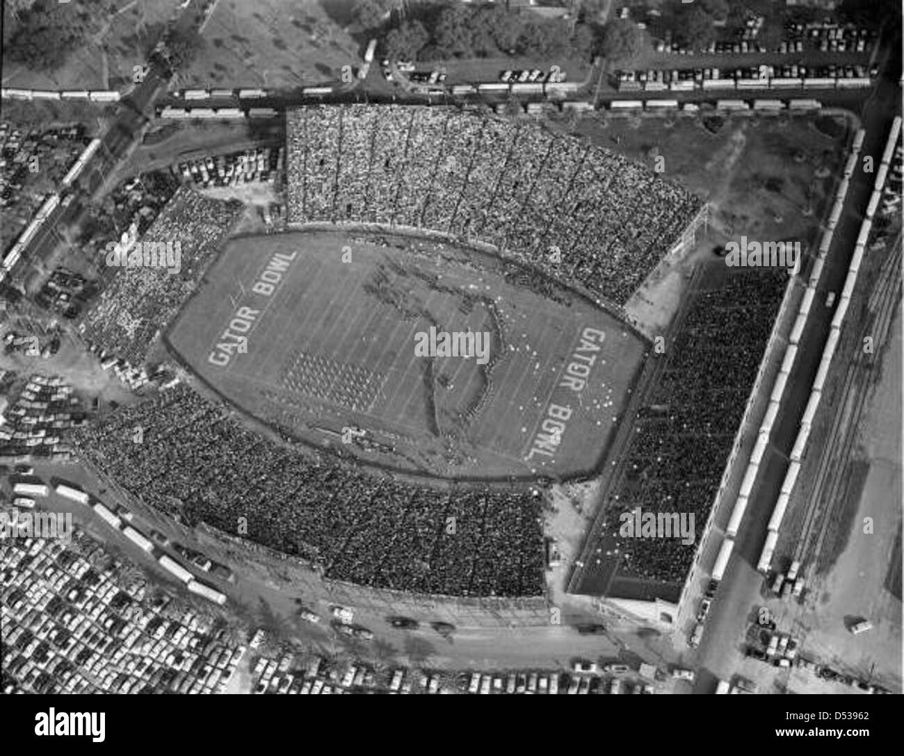 Vista aerea dello stadio Gator Bowl durante lo spettacolo di metà tempo al gioco del 1954 tra l'Università di Auburn e la Baylor: Jacksonville, Florida Foto Stock