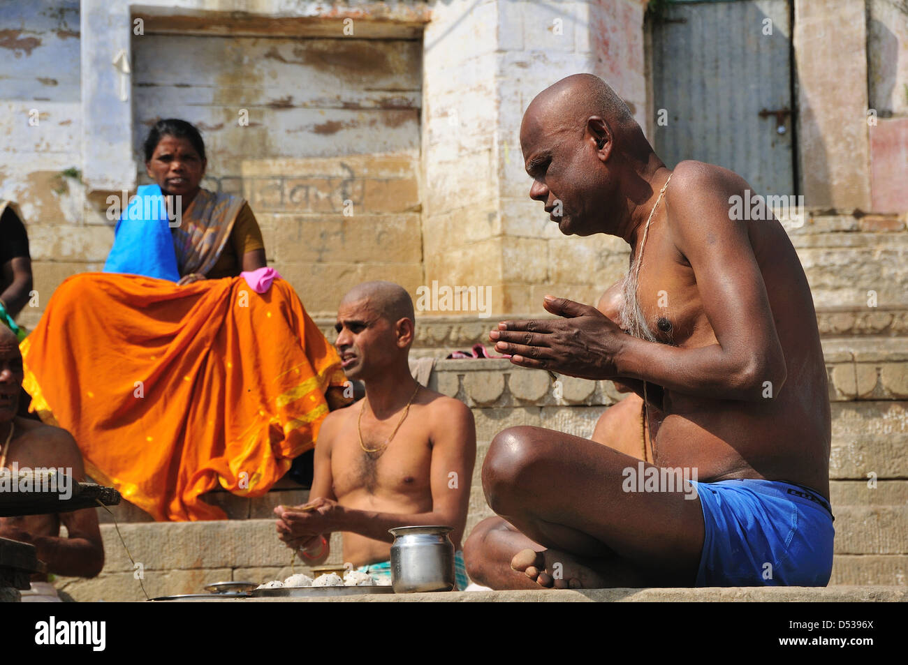 Cerimonia di culto a ghat dal fiume Gange a Varanasi Foto Stock