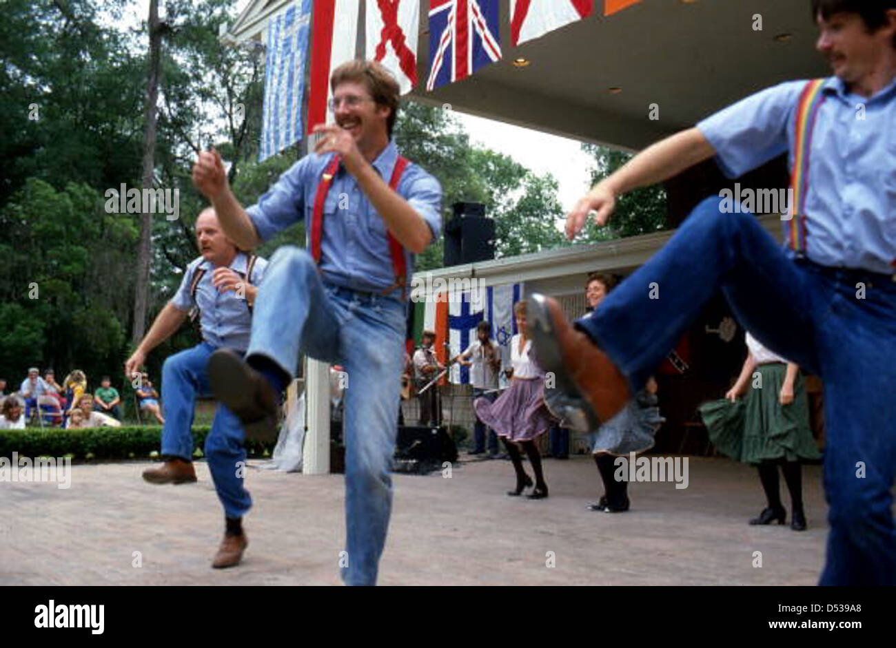 I Cross Creek Cloggers si esibiscono al Florida Folk Festival di White Springs, Florida, dove si esibiscono danze popolari tradizionali. Il gruppo fa parte della Florida Folklife Collection, che celebra la cultura e la danza locali. Foto Stock