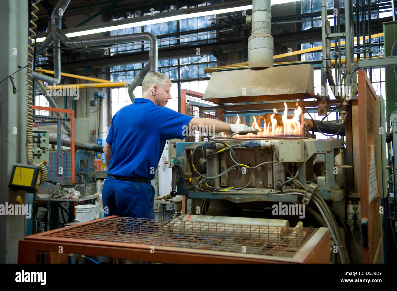 Berlino, Germania, la macchina per la produzione di piombo elettrodi di griglia Foto Stock