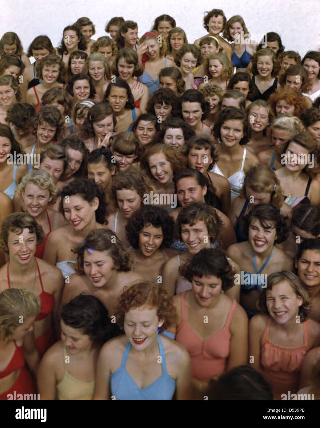 Il Sarasota Sun-Debs, un gruppo di giovani modelle, posa in costume da bagno a Lido Beach, in Florida, in una classica foto da spiaggia degli anni '1950. Foto Stock