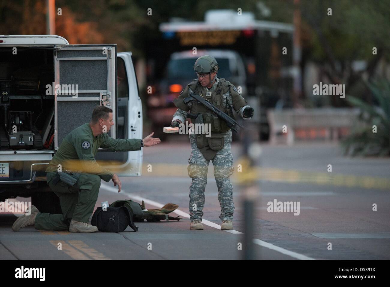 Tucson, Arizona, Stati Uniti. Il 22 marzo 2013. Università di Arizona e polizia di Tucson e del Dipartimento di Polizia di unità tattiche di rispondere a una chiamata di un bandito in amministrazione edificio presso la University of Arizona a Tucson, in Arizona (Immagine di credito: credito: Sarà Seberger/ZUMAPRESS.com/Alamy Live News/Alamy Live News) Foto Stock