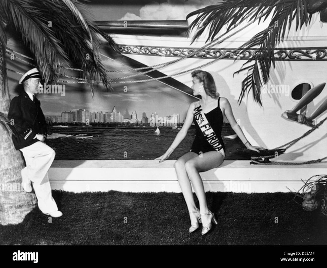 Miss Florida 1941, Mitzi Strother, indossa un costume da bagno sullo sfondo del mare. Questa foto della Joseph Janney Steinmetz Collection la cattura come una regina della bellezza e vincitrice del concorso. Foto Stock