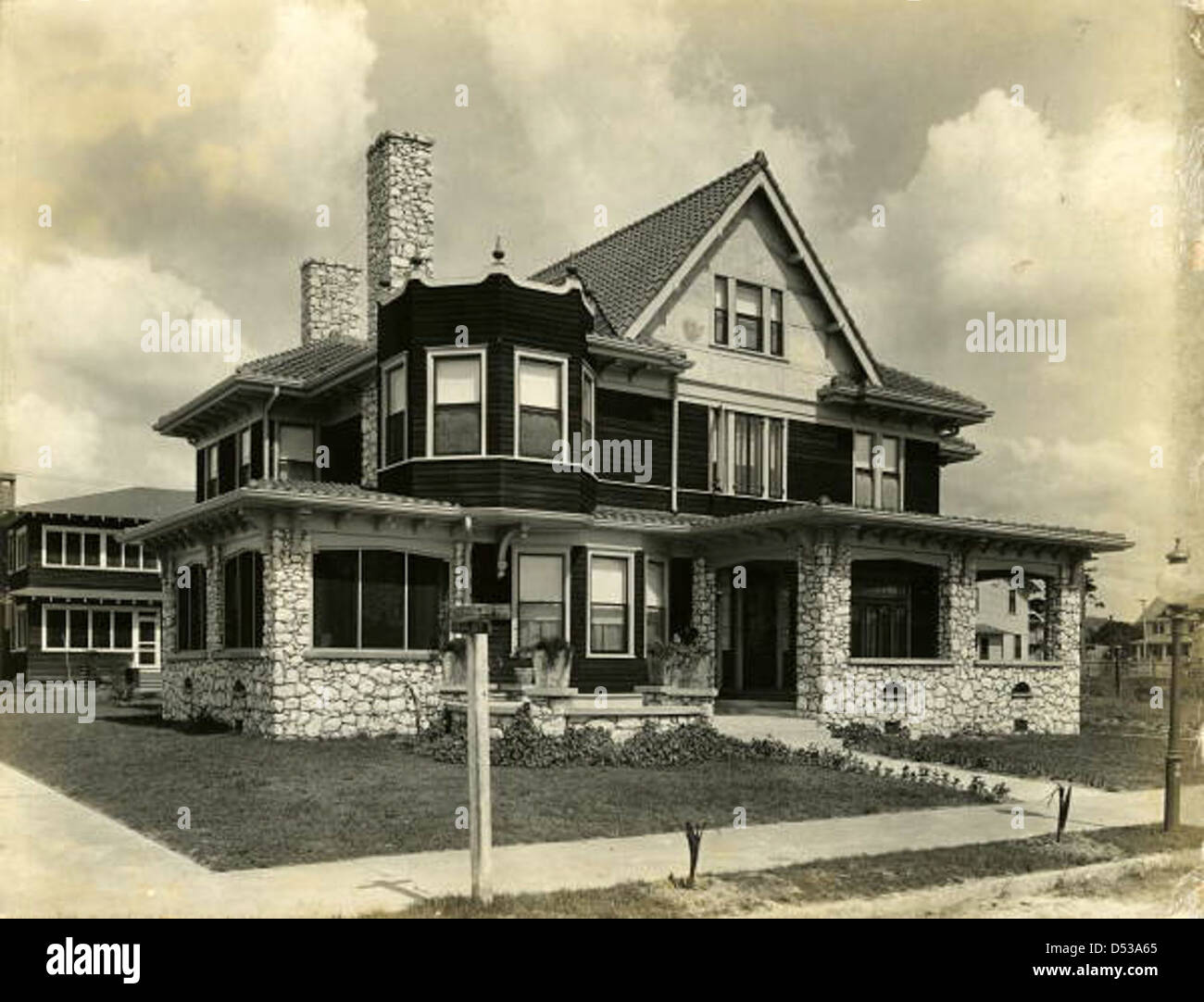 Residenza storica degli anni '1930 nel quartiere storico di Hyde Park a Tampa, Florida. L'architettura riflette gli stili Arts & Crafts e Queen Anne, conservati in questo quartiere riconosciuto a livello nazionale, elencato nel National Register of Historic Places. Foto Stock