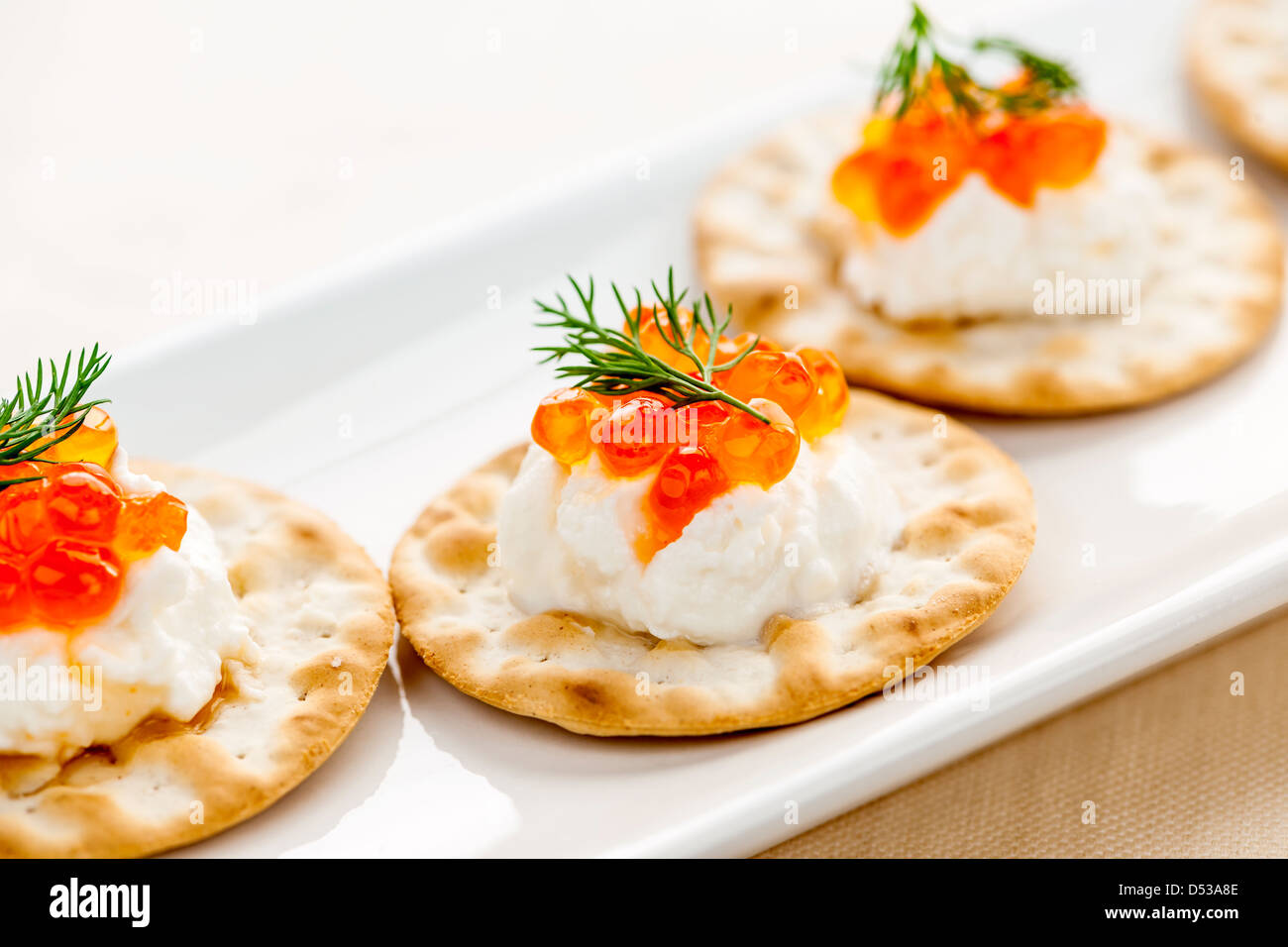 Primo piano di caviale e crema di formaggio antipasto sul cracker Foto Stock