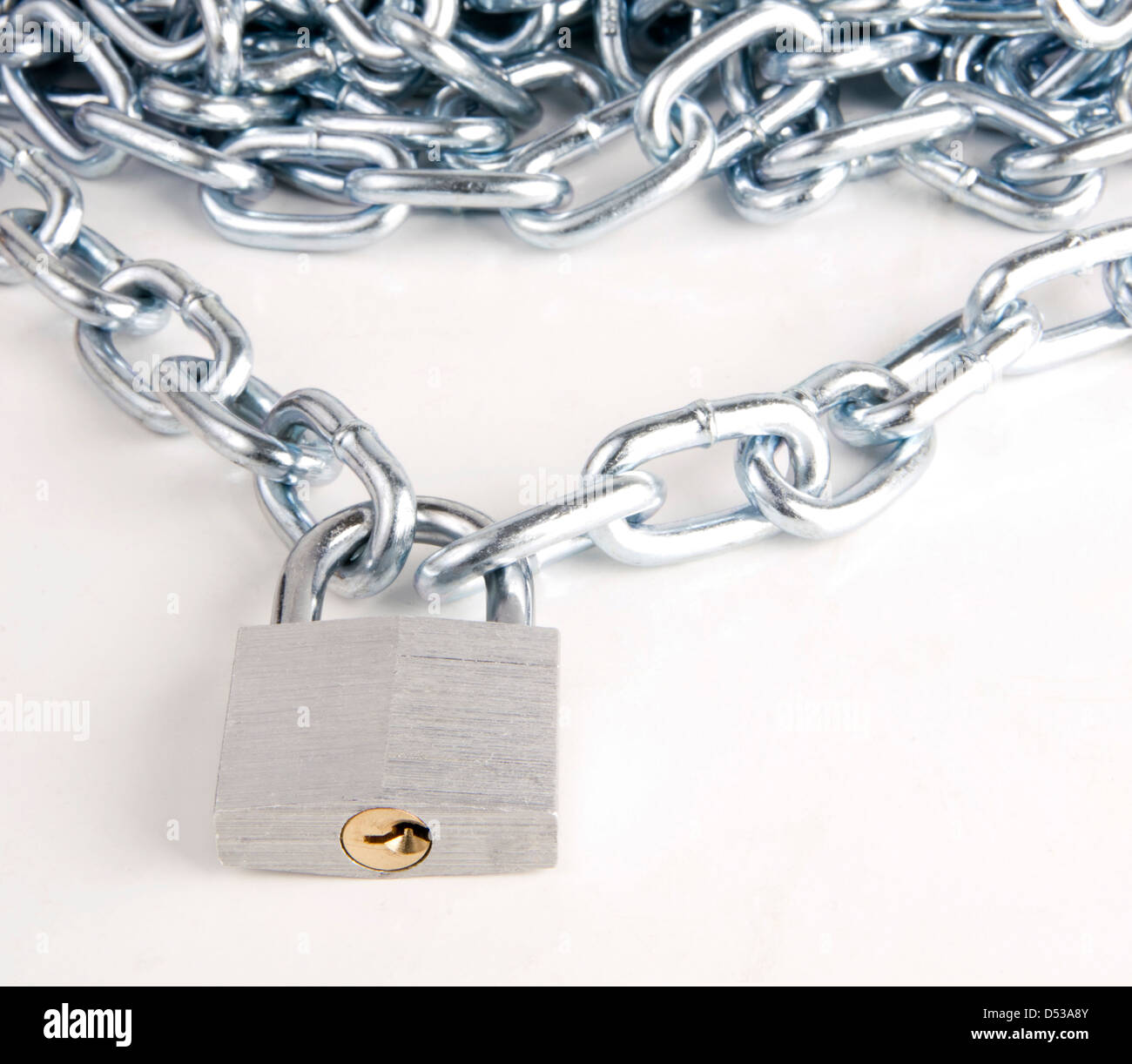 Collegamento a catena collegata mediante chiavi di bloccaggio in acciaio lucchetto su bianco Foto Stock