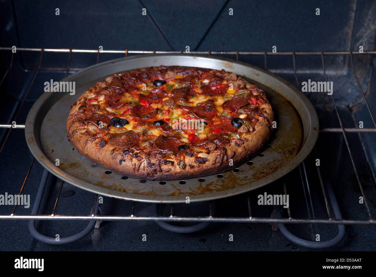 Pizza croccante cotta nel forno Foto Stock