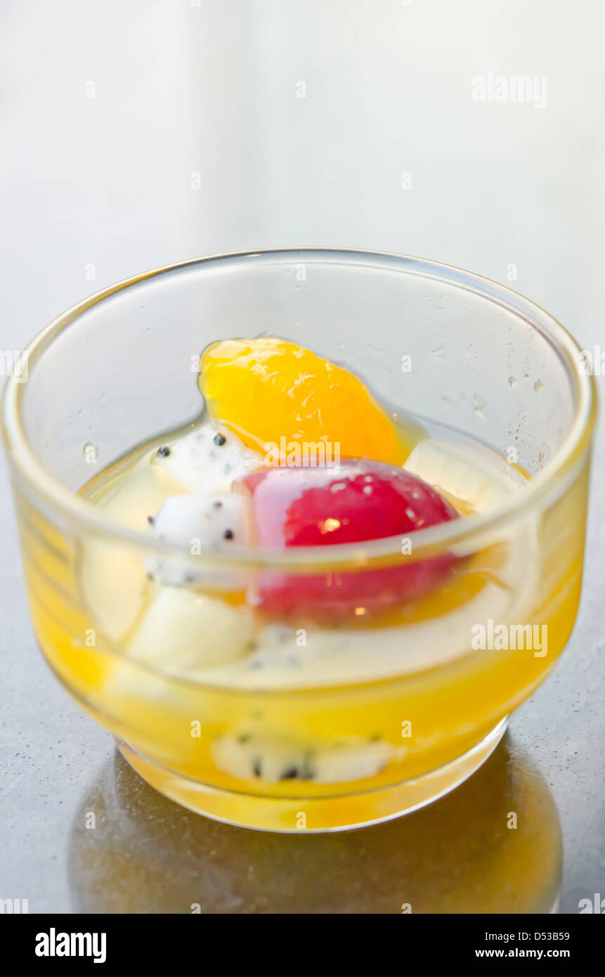 Mix di frutta in vetro ( uva drago arancione frutti ) Foto Stock