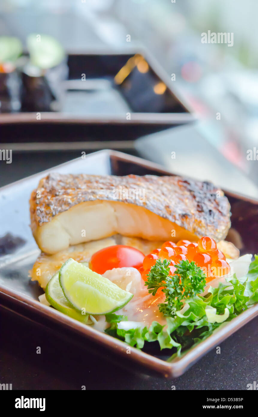 Insalata fresca con uova di pesce e alla griglia giapponese Cod. Pesci Foto Stock