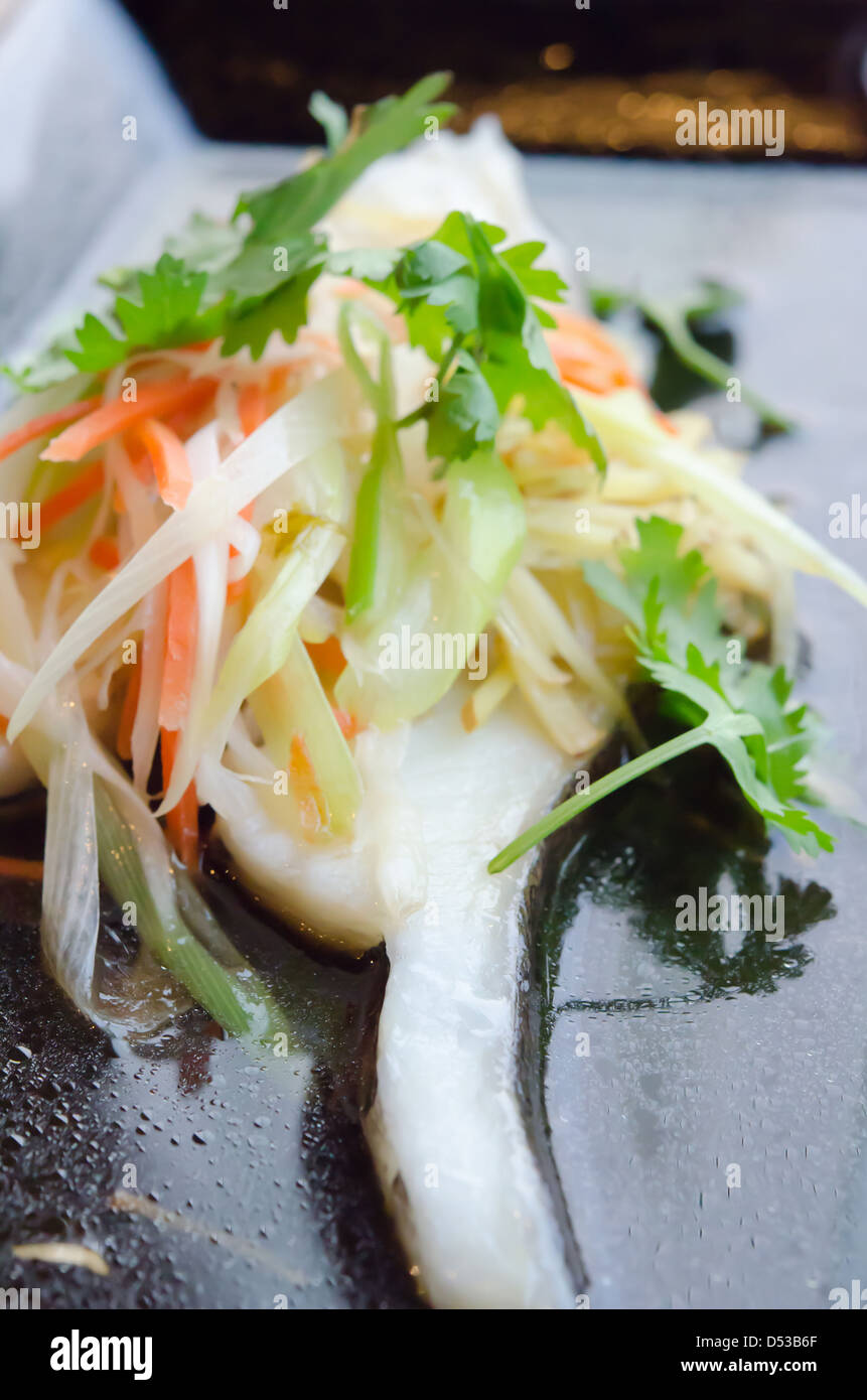Al vapore pesce bianco con un mix di verdure Foto Stock