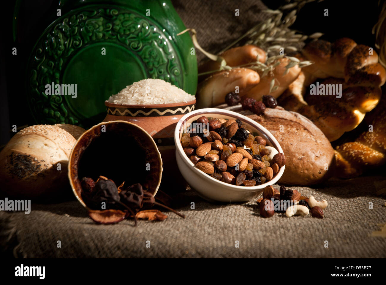 Pasto sano con pane e cereali Foto Stock