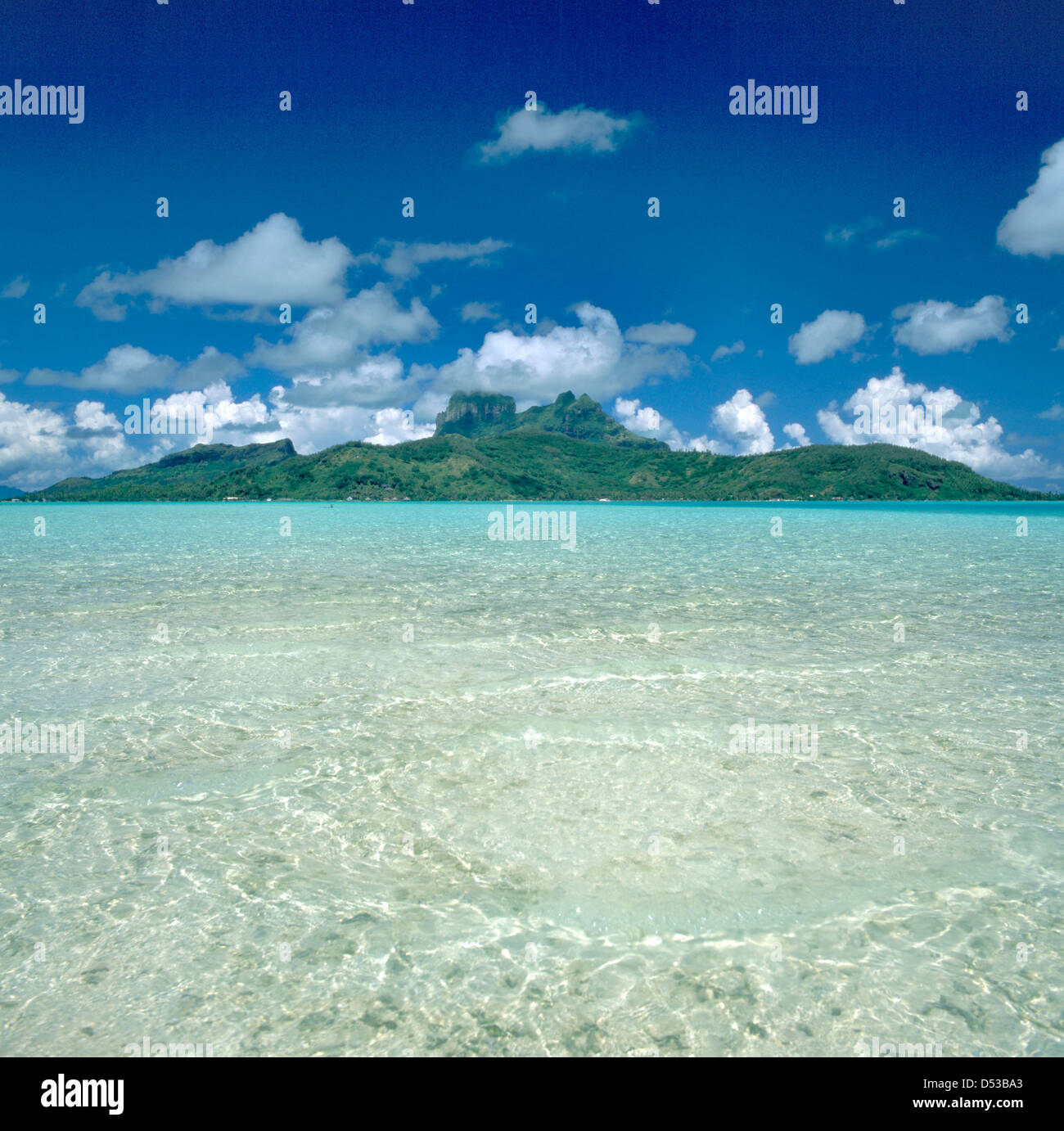 Bora Bora visto dalla laguna vicino Motu Iti, Polinesia Francese Foto Stock