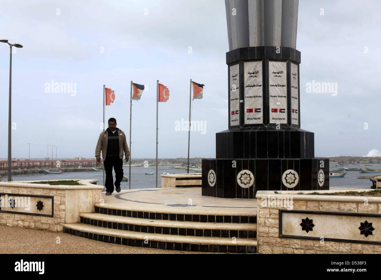Marzo 23, 2013 - Gaza City, nella Striscia di Gaza, Territori palestinesi - un palestinese uomo cammina accanto al memoriale dei martiri della libertà turco flottiglia nave al porto di Gaza, nella Striscia di Gaza City il 23 marzo 203. Il Primo Ministro israeliano Benjamin Netanyahu si è scusato il venerdì al primo ministro turco Recep Tayyip Erdogan per un 2010 raid su una flottiglia turca nave che ha lasciato nove morti e una mossa che contribuirà a ripristinare messo a dura prova i legami tra i paesi (credito Immagine: © Ashraf Amra/immagini APA/ZUMAPRESS.com) Foto Stock