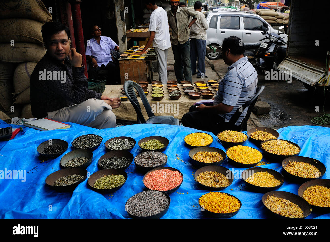 Ci sono molti grossisti granella negozi sulla strada a Chandni Chowk nella Vecchia Delhi Foto Stock