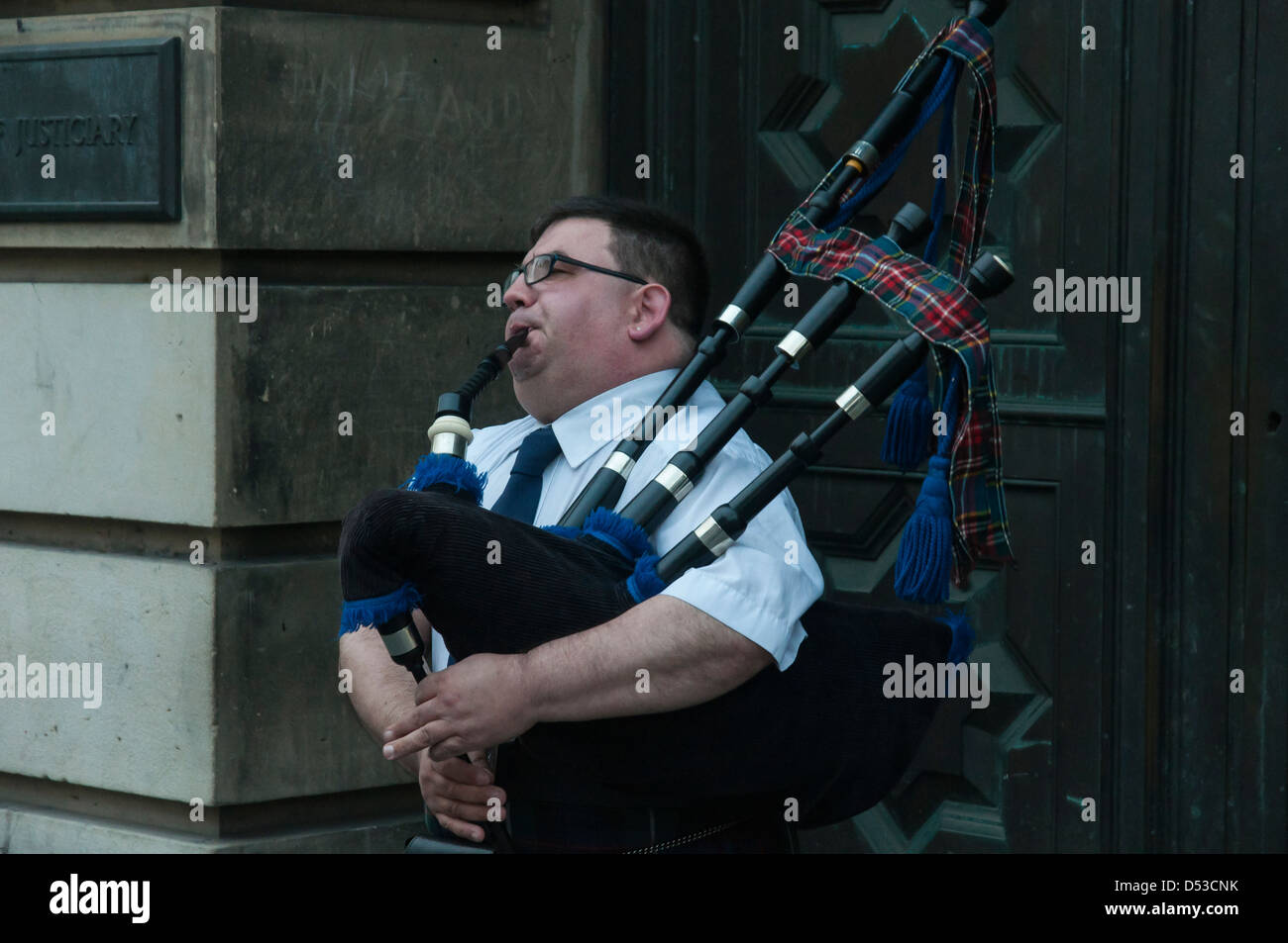 Bagpiper a Edimburgo in Scozia Foto Stock