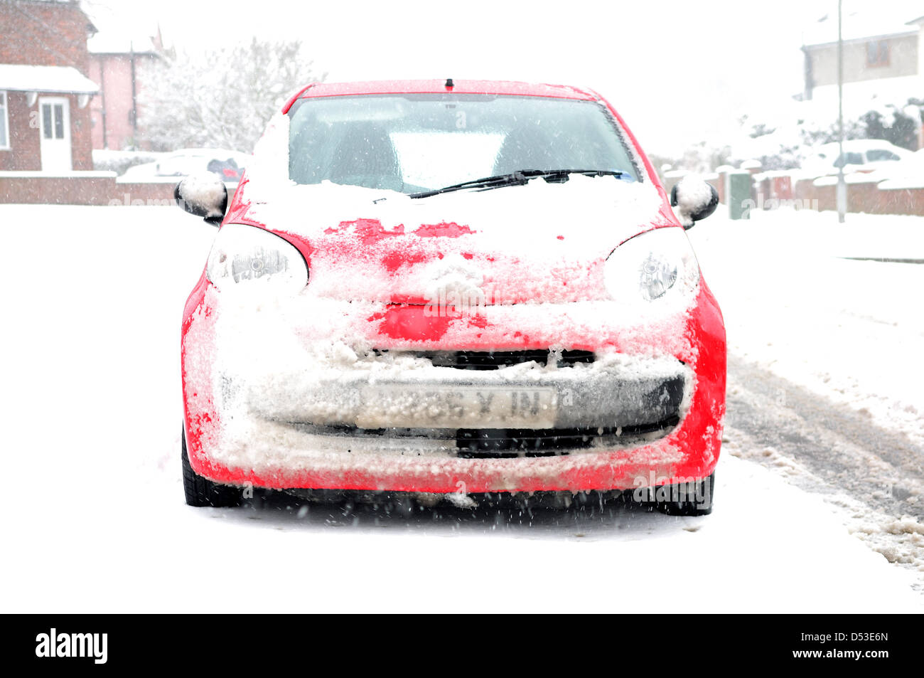 Hucknall, Notts, Regno Unito. Il 23 marzo 2013. La neve continua a cadere aggiungendo alla già neve profonda.coperta di neve auto rossa. Credito: Ian Francesco / Alamy Live News Foto Stock