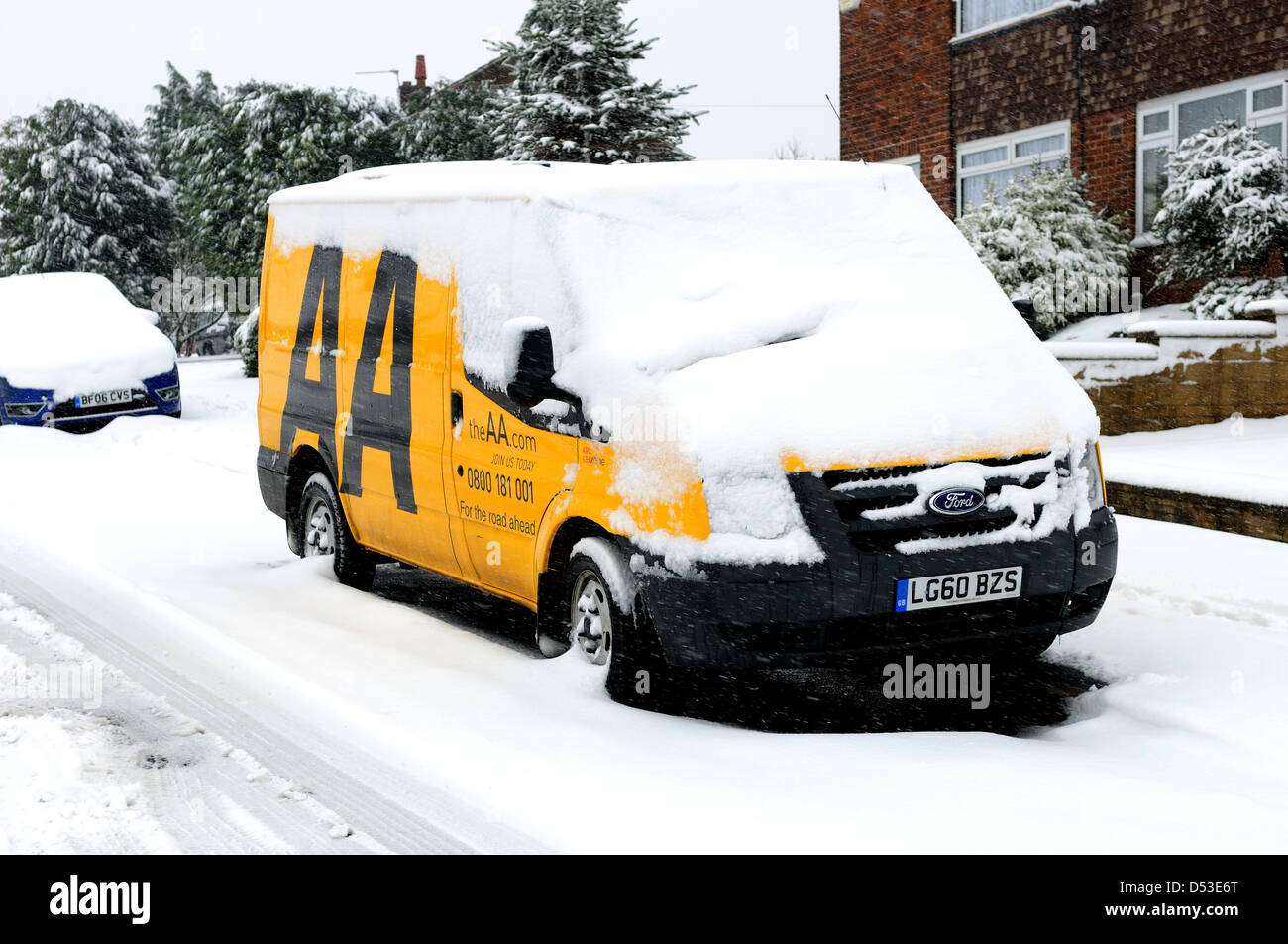 Hucknall, Notts, Regno Unito. Il 23 marzo 2013. La neve continua a cadere aggiungendo alla già neve profonda.AA reapair auto veicolo coperto di neve. Credito: Ian Francesco / Alamy Live News Foto Stock