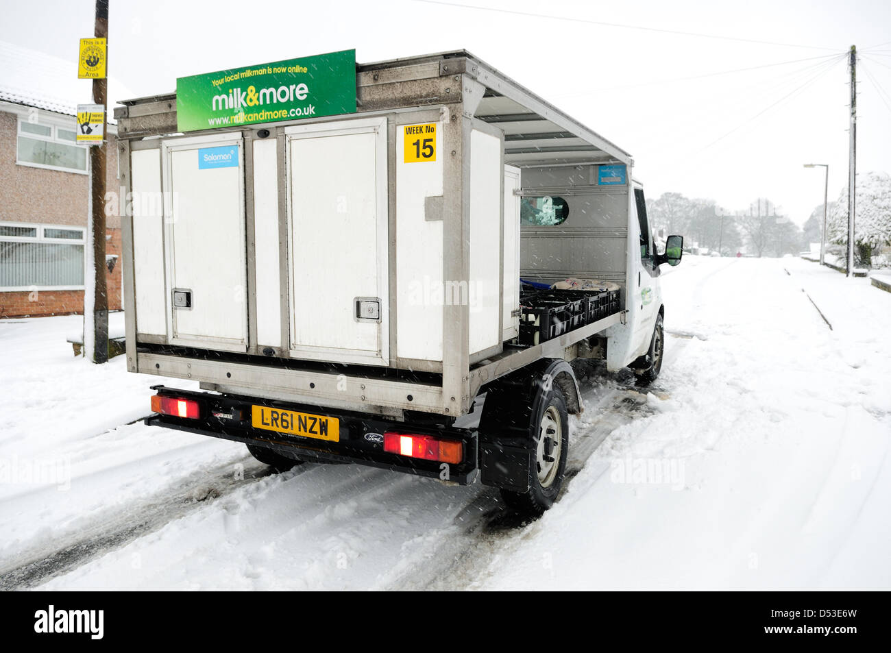 Hucknall, Notts, Regno Unito. Il 23 marzo 2013. La neve continua a cadere aggiungendo alla già neve profonda.consegna del latte il veicolo rimane bloccato su di una collina nella mattinata round. Credito: Ian Francesco / Alamy Live News Foto Stock