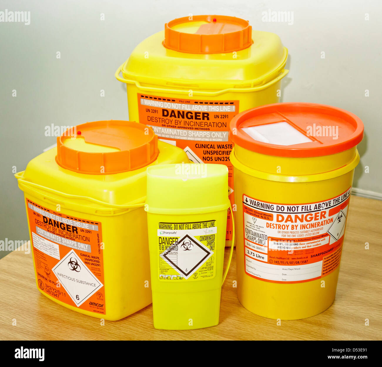 Rifiuti clinici di contenitori. Stacciature e medicinali Foto Stock