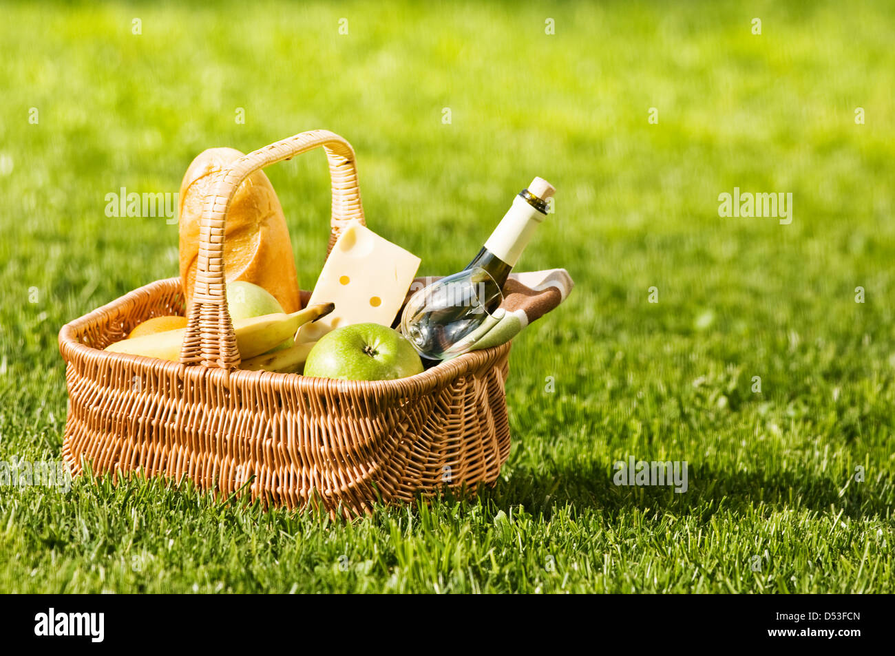 Cesto picnic sul prato verde Foto Stock